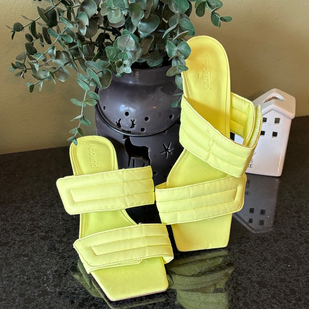 6/$20 Abound Qarly Neon Yellow Dbl Strap Square Toe Heeled Mules 6.5 New w/flaws